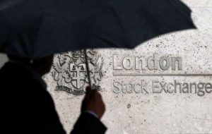 FTSE 100 به عنوان کالا ، سهام سهام 1 درصد کاهش می یابد