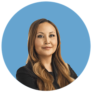 عکس از امیلی چوی ، COOINBASE COO و رئیس جمهور ، در یک بلیزر مشکی لبخند می زند