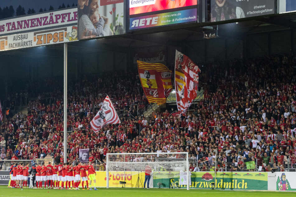 اشک مربی در آمد؛ وداع گریان با ورزشگاه قدیمی/عکس