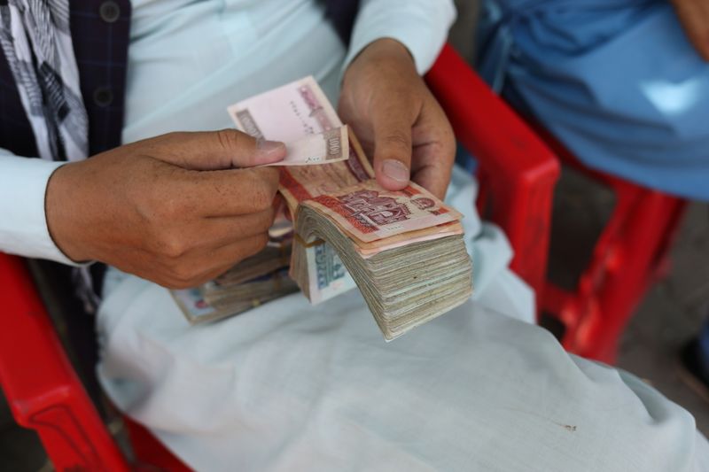 با تمام شدن دلار ، بانک های افغانستان از طالبان پول نقد بیشتری می خواهند