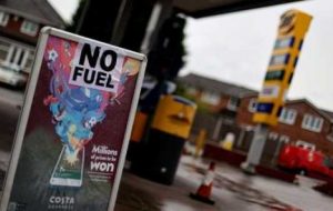 با خشک شدن پمپ های سوخت ، جانسون بریتانیایی می گوید که برنامه هایی برای زنجیره های تأمین در نظر گرفته شده است