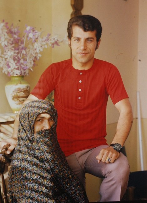 تصویری کمتر دیده شده از علی پروین در کنار مامان نصرت/عکس