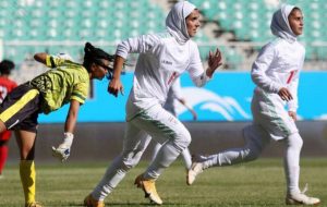 خط و نشان زنان ایران با گلباران بنگلادش