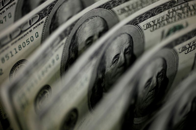 دلار در هفته بزرگ بانک مرکزی گزارش مشاغل را متوقف کرد
