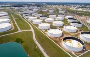 سقوط نفت بر اساس نگرانی های تقاضا ، دلار قوی