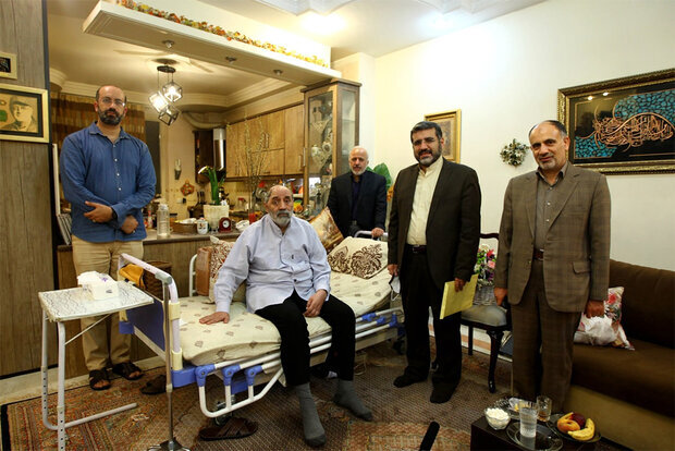 عیادت وزیر فرهنگ‌وارشاد اسلامی از جمال شورجه/ عکس 