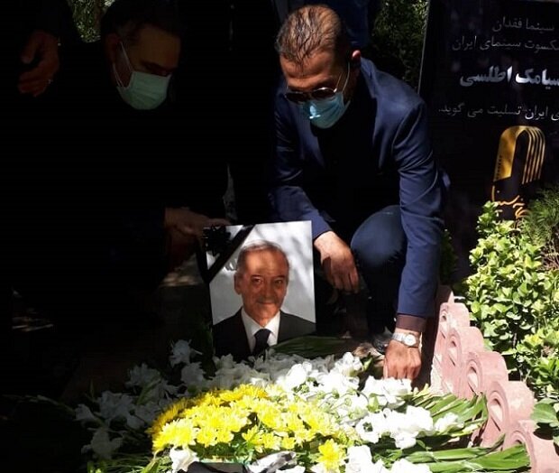 فرزند سیامک اطلسی بر آرامگاه پدر/ عکس 