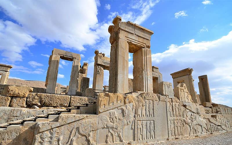 دیوارهای مملو از حکاکی و ستون های عظیم تخت جمشید