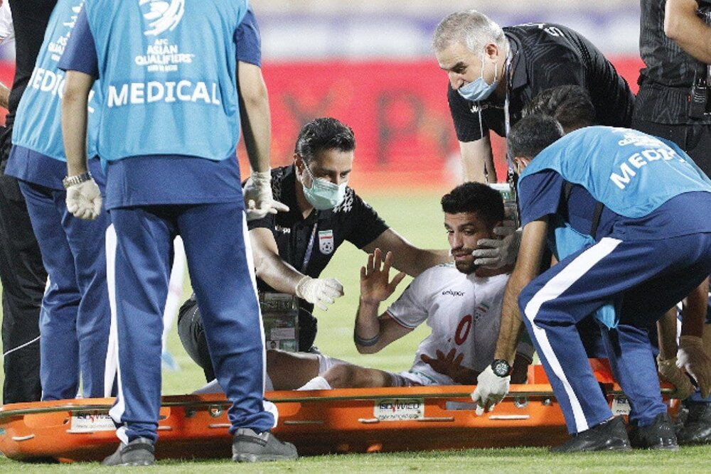 مصدومیت شدید هافبک تیم ملی در نیمه اول/عکس
