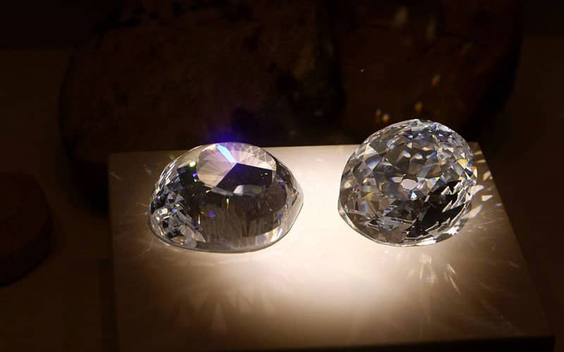 دو الماس درخشان در کنار هم