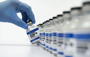بلاتکلیفی ۳۲ پالت واکسن‌های کرونا در گمرک؛ وزارت بهداشت تحویل نمی‌گیرد