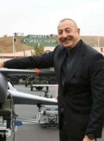 ببینید | رفتار تحریک‌آمیز رئیس جمهور آذربایجان؛ نوازش پهپاد اسرائیلی!