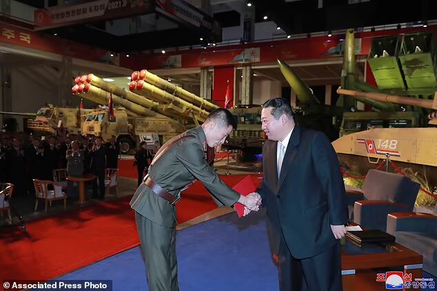 اون با تیپ و ظاهر جدید: آمریکا دلیل تمام تنش‌ها در شبه‌جزیره کره است/عکس