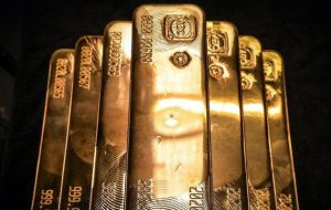 صعود اندک طلا با افت شدید دلار / افزایش تقاضای طلا با انتشار داده‌های ضعیف اقتصادی آمریکا