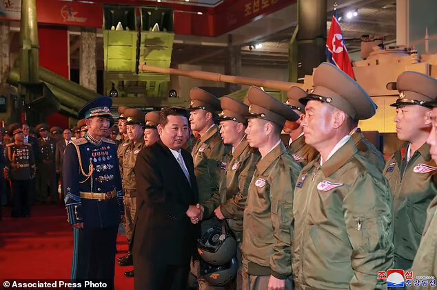 اون با تیپ و ظاهر جدید: آمریکا دلیل تمام تنش‌ها در شبه‌جزیره کره است/عکس