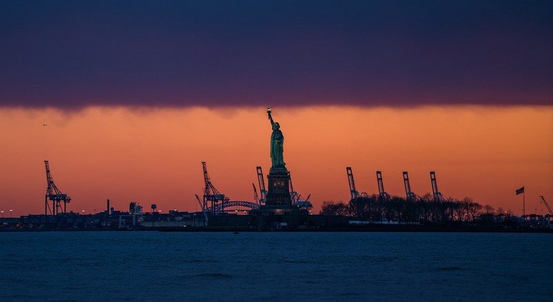 تصویری از تندیس آزادی در هنگام غروب