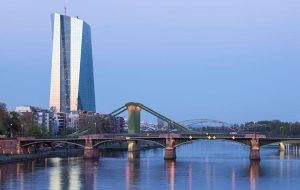 بانک مرکزی اروپا طرح خرید اوراق قرضه جدید را مطالعه می کند-بلومبرگ