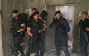 خوش و بش رفیق‌های قدیمی در تصویر پشت صحنه Expendables 4