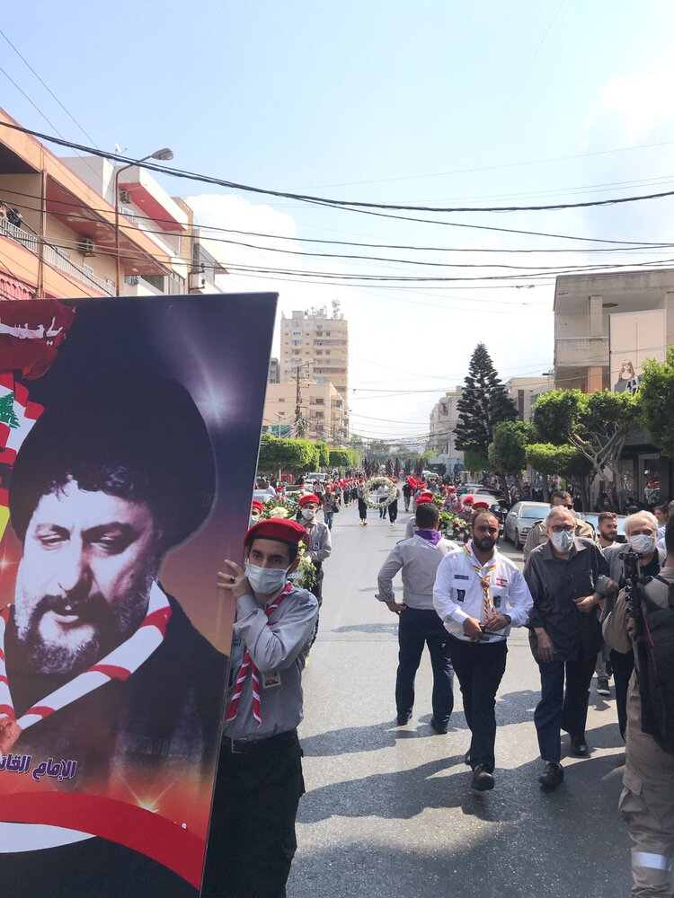 دسته‌های سوگواری گروه‌های مردم برای همسر امام صدر در شهر صور/ عکس