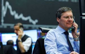 سهام در تلاقی سود و جلسات بانک مرکزی گرفتار شد