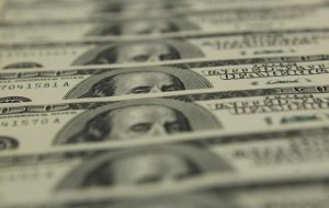 دلار بالاتر می رود، با توجه به فدرال رزرو توسط Investing.com
