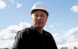 مشک تسلا در کنفرانس اجرایی فولکس واگن شماره گیری می کند