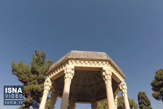 ویدئو / گلباران آرامگاه حافظ در شیراز