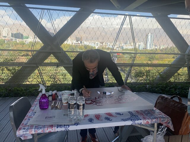 یک مهمانی خانوادگی هنری در پل طبیعت / عکس