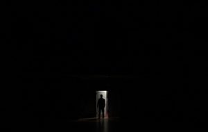 ترس از تاریکی؛ علل، نشانه‌ها و روش‌های درمان