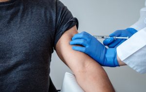 چطور دیگران را متقاعد کنیم که واکسن بزنند؟