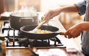 فواید آشپزی برای جسم و روان و مزیت‌های اقتصادی آن