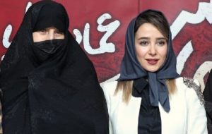الناز حبیبی در کنار مادر علی انصاریان در اکران فیلم «رمانتیسم عماد و طوبا»/ عکس