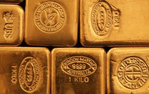قیمت طلا به دلیل بازدهی واقعی و توقف دلار آمریکا در روند صعودی خود در محدوده به دام افتاد