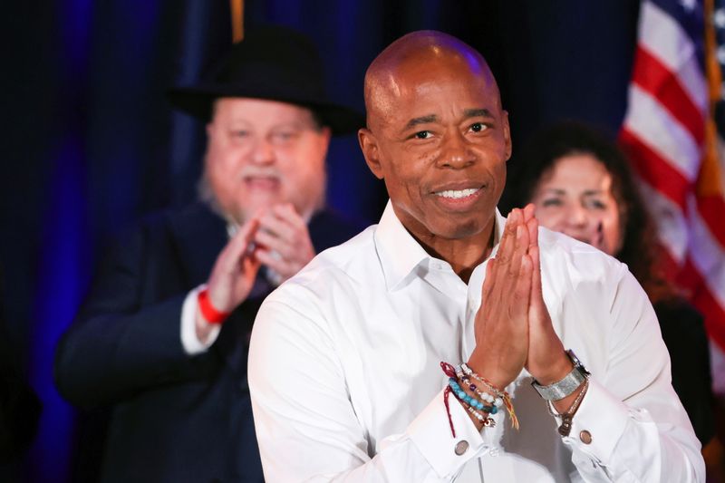 آدامز شهردار منتخب نیویورک می‌گوید که سه چک اولیه خود را به بیت‌کوین می‌گیرد