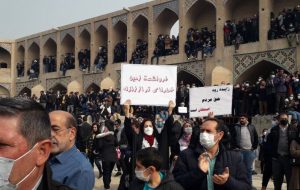 ادامه تجمع مردم اصفهان در بستر زاینده رود