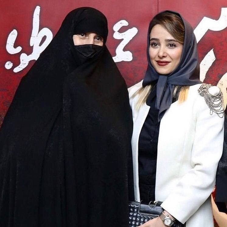 الناز حبیبی در کنار مادر علی انصاریان در اکران فیلم «رمانتیسم عماد و طوبا»/ عکس 