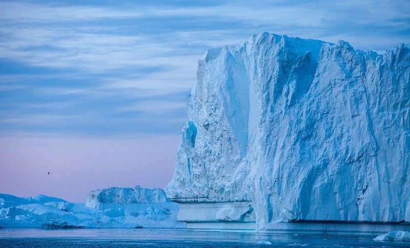 تصویری از یک کوه یخی در گرین‌لند