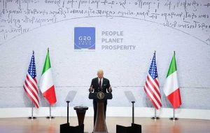 بایدن می‌گوید تلاش برای تولید انرژی با اهداف آب و هوایی «ناسازگار نیست».