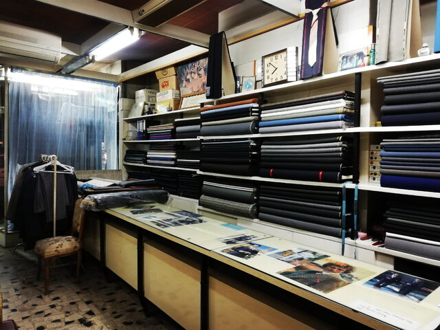 تختی پارچه کت و شلوارهایش را از این مغازه می‌خریده