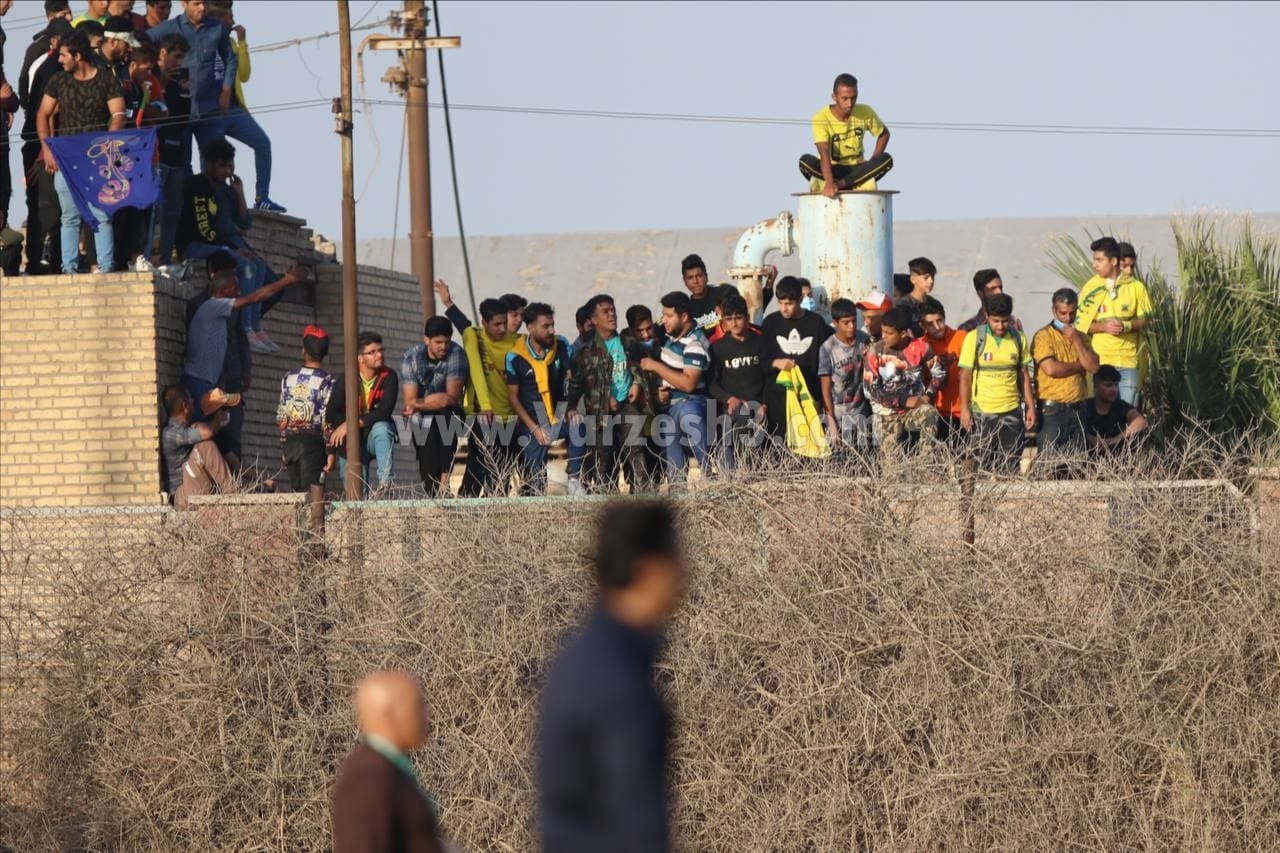 خطرناک‌ترین بلیت تماشای نفت-استقلال/عکس