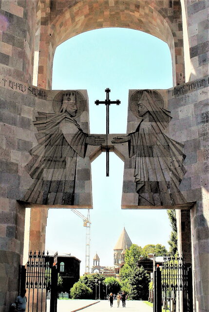 شمایل دو ایرانی در مهم‌ترین کلیسای ارامنه جهان