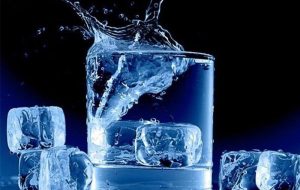 فواید و خطرات نوشیدن آب سرد