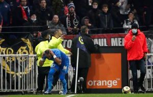 فوتبال-لیون و مارسی پس از ضربه بطری پایت رها شد