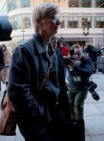 مقام سابق ورزشی USC قبل از محاکمه کلاهبرداری دانشگاهی در ایالات متحده به گناه خود اعتراف کرد