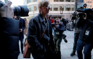 مقام سابق ورزشی USC قبل از محاکمه کلاهبرداری دانشگاهی در ایالات متحده به گناه خود اعتراف کرد مقام سابق ورزشی USC قبل از محاکمه کلاهبرداری دانشگاهی در ایالات متحده به گناه خود اعتراف کرد