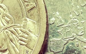 منافع دلار از افزایش خطرات اروپا