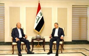 نخست وزیر عراق پس از حمله هواپیمای بدون سرنشین به محل اقامت، نشست امنیتی را اداره می کند