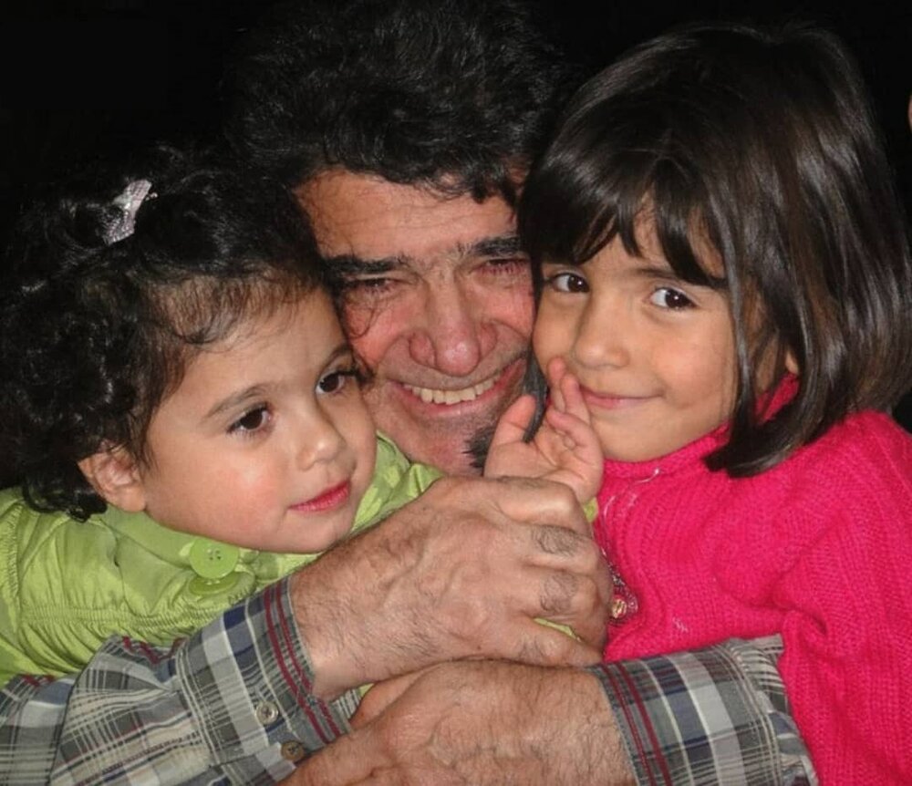 نوه‌های محمدرضا شجریان، در آغوش خسرو آواز ایران/ عکس