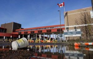 کانادا از الزامات آزمایش COVID-19 برای ساکنان مرزی که برای کالاهای ضروری به ایالات متحده می روند حذف می کند