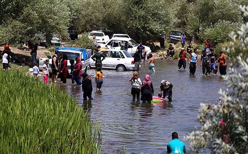 مردم اراک در کنار چشمه